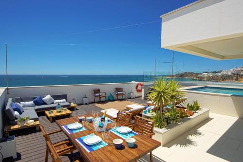 Casa da Bandeira -Perfect Location-Beach front- Rooftop Pool by DreamvillasAlbufeira 4