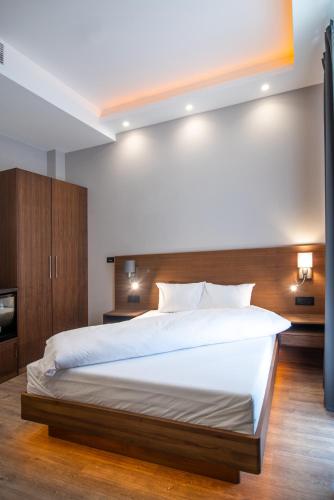 1 king bed, 1 sofa bed