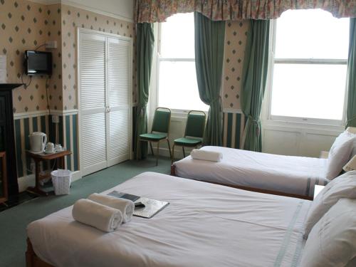A MAIDEN REST - image 4