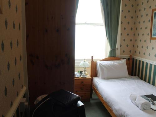 A MAIDEN REST - image 6