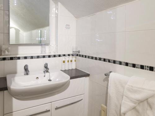 Single Room with Bath image 1