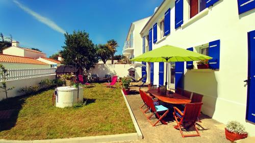 Une grande maison blanche sous le ciel bleu de Noirmoutier gîte à louer La Maison-Rouge