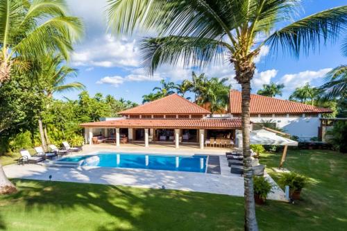 Golf Front Top Rated Villa 5BR with Pool, Jacuzzi, Cook & Maid, 2 Golf Carts