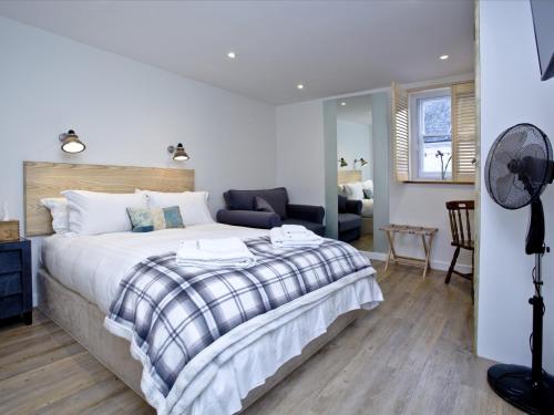 1 king bed, 1 twin bed
