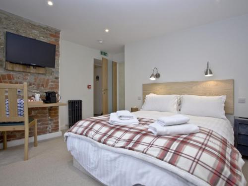 1 king bed, 1 twin bed
