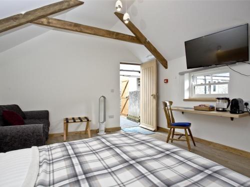 1 king bed, 1 sofa bed