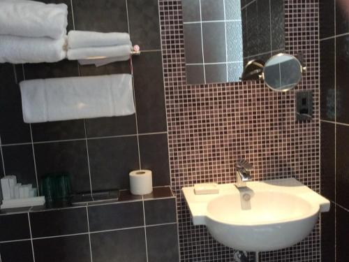 The Fitzrovia Belle Hotel - image 10