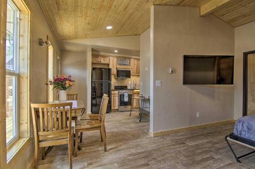 Mountain Cabin, Walk to DiningandMemorial Park! in Woodland Park, USA