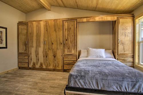 Mountain Cabin, Walk to DiningandMemorial Park! in Woodland Park, USA