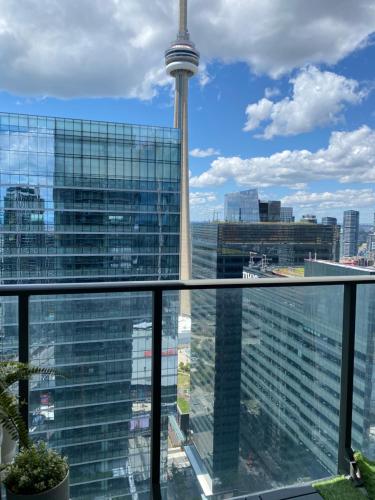 Toronto CN Tower Maple Leaf Square Luxurious 2 Bedroom Condo near สวนสนุกเซ็นเตอวิล