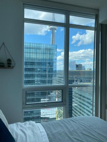 Toronto CN Tower Maple Leaf Square Luxurious 2 Bedroom Condo near สวนสนุกเซ็นเตอวิล