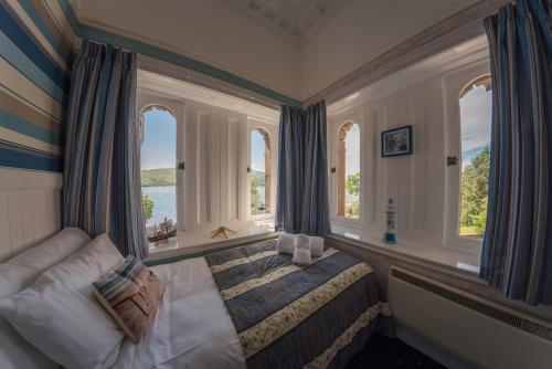 1 double bed, 2 twin beds