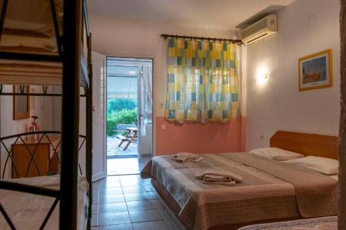 1 double bed, 2 twin beds