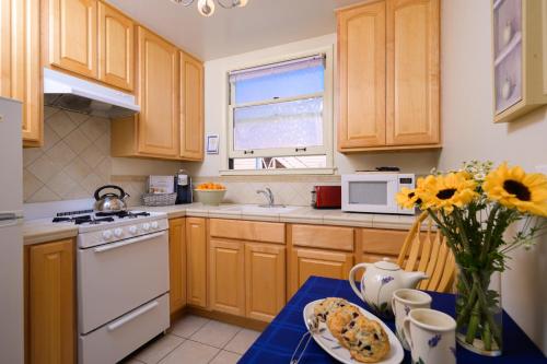 Courtyard Queen Room with Kitchen  image 10