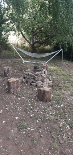 Retraite rustique en bordure de forêt à la campagne