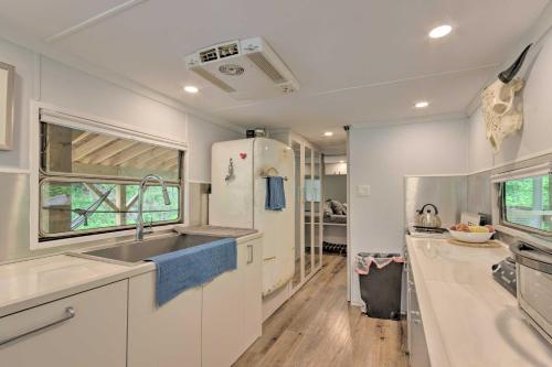 Converted Trailer w/ Furnished Deck in Marshall! in 馬里昂 (NC)