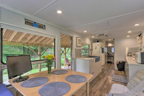 Converted Trailer w/ Furnished Deck in Marshall! in 馬里昂 (NC)