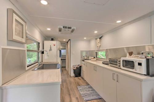 Converted Trailer w/ Furnished Deck in Marshall! in 馬里昂 (NC)