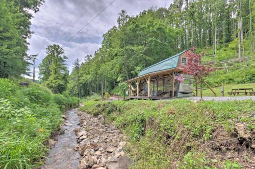 Converted Trailer w/ Furnished Deck in Marshall! in 馬里昂 (NC)