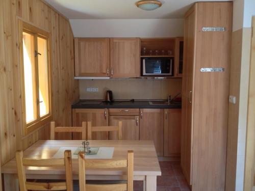 Kitchen, Chata Hokejka in Vilemov