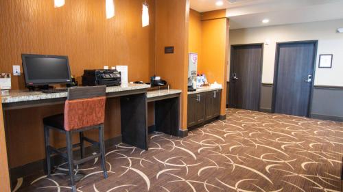 Comfort Suites Near Sam Houston Race Park - image 2