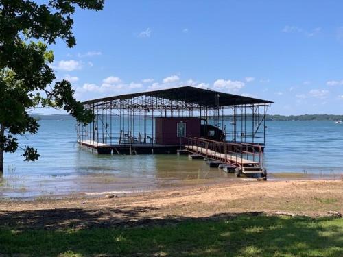 No Wake Zone Suite Right on Lake Tablerock just steps to the shore - image 9