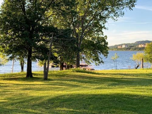 No Wake Zone Suite Right on Lake Tablerock just steps to the shore