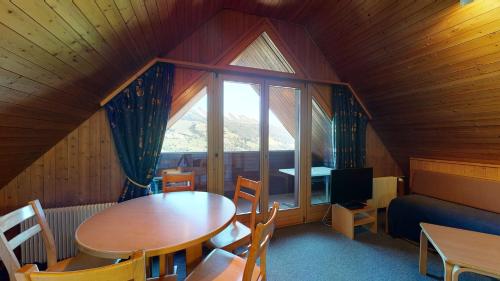 Classic One-Bedroom Roof Apartment