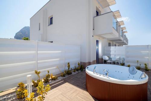 Sundeck Hotel - image 3