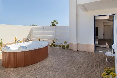 Sundeck Hotel - image 14
