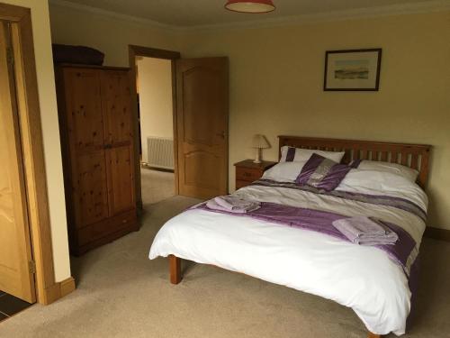 1 king bed, 3 twin beds