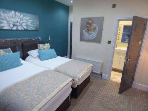 Twin room, private bathroom