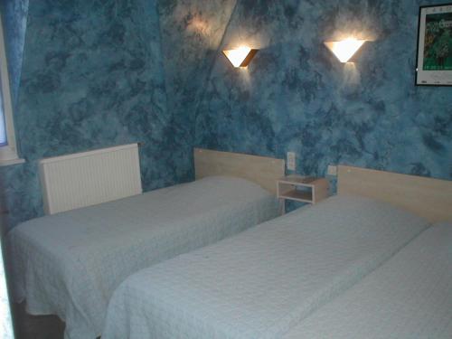 1 double bed, 1 twin bed