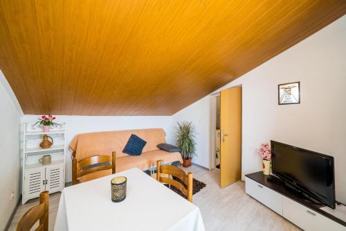 Comfort One Bedroom Apartment image 2