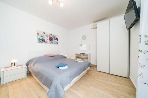 Studio Apartment with Terrace 2 image 2