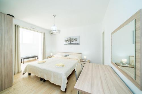Studio Apartment with Terrace 5 image 2