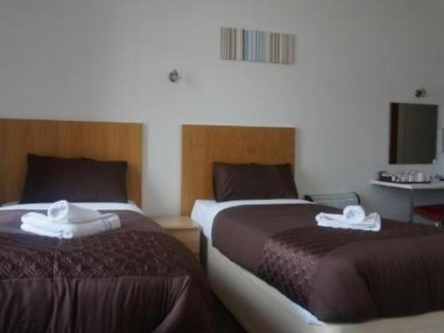 Twin Room image 10