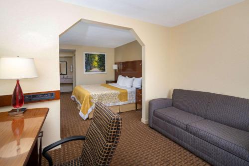 Days Inn by Wyndham Thomaston - image 3