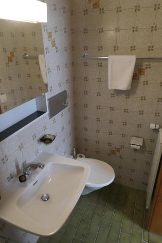 Chambre avec 2 lits, salle de bain privée
