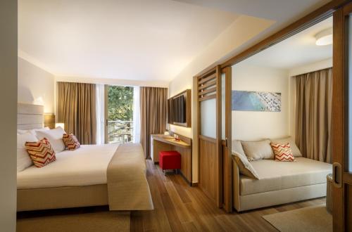 1 queen bed, 2 sofa beds