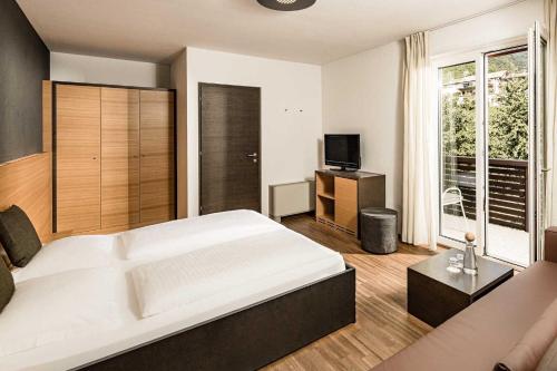 Hotel Traminerhof Room Type - Deluxe Double Room