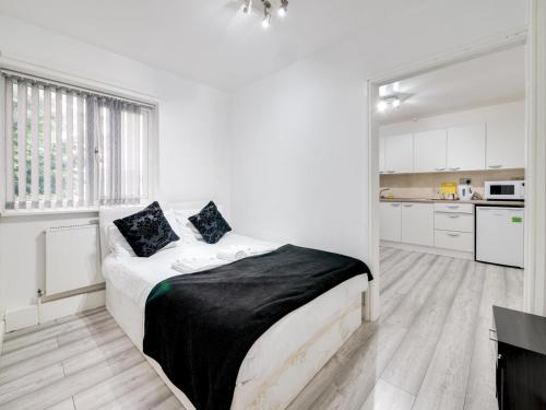 Ideally Situated Cosy Studio With Parking And Garden, Cheetham, Greater Manchester