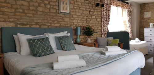 The Kings Arms Hotel - image 2