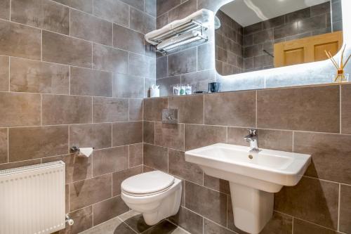 Kingston's Townhouse - image 10