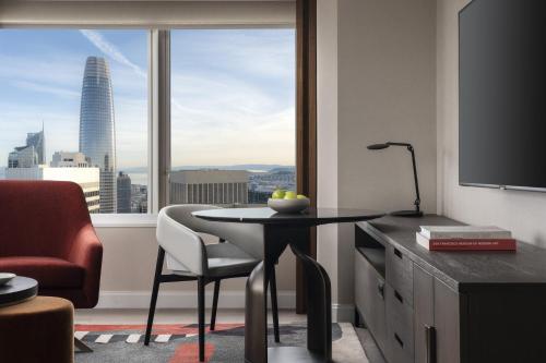 Four Seasons Hotel San Francisco at Embarcadero - image 4