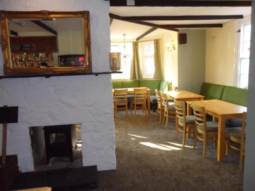 The London Inn - image 6