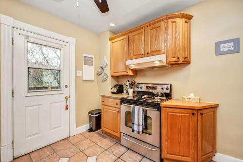 Heritage home, Byward Market steps from your door!