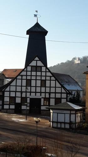 Thuringer Haus 5.9km von Prießnitz entfernt