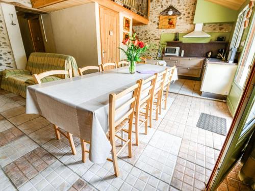 Lush Holiday Home in Le Retail with Sauna & Jacuzzi gîte à louer Mazières-en-Gâtine