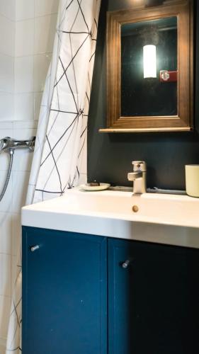 Magnificent apartment near Buttes Chaumont - image 3